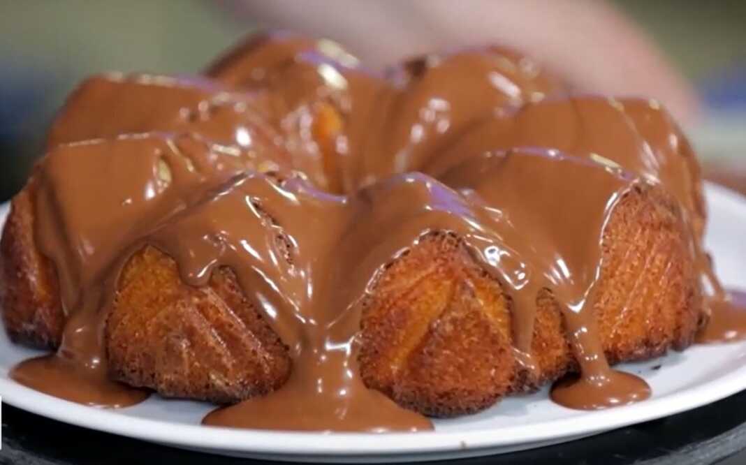 Κέικ με πορτοκάλι και σάλτσα σοκολάτας