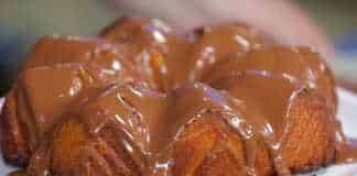 Κέικ με πορτοκάλι και σάλτσα σοκολάτας