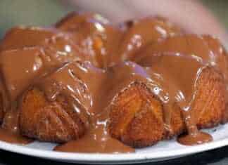 Κέικ με πορτοκάλι και σάλτσα σοκολάτας