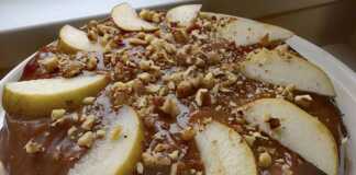 Ένα κομμάτι λαχταριστού κέικ σοκολάτας με φέτες αχλαδιού στην επιφάνεια.