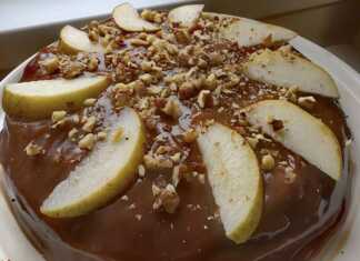 Ένα κομμάτι λαχταριστού κέικ σοκολάτας με φέτες αχλαδιού στην επιφάνεια.