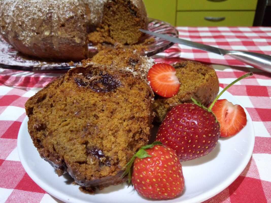 Ένα κομμάτι κέικ με μαρμελάδα σε ένα πιάτο.