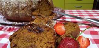 Ένα κομμάτι κέικ με μαρμελάδα σε ένα πιάτο.