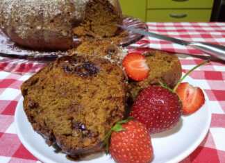 Ένα κομμάτι κέικ με μαρμελάδα σε ένα πιάτο.