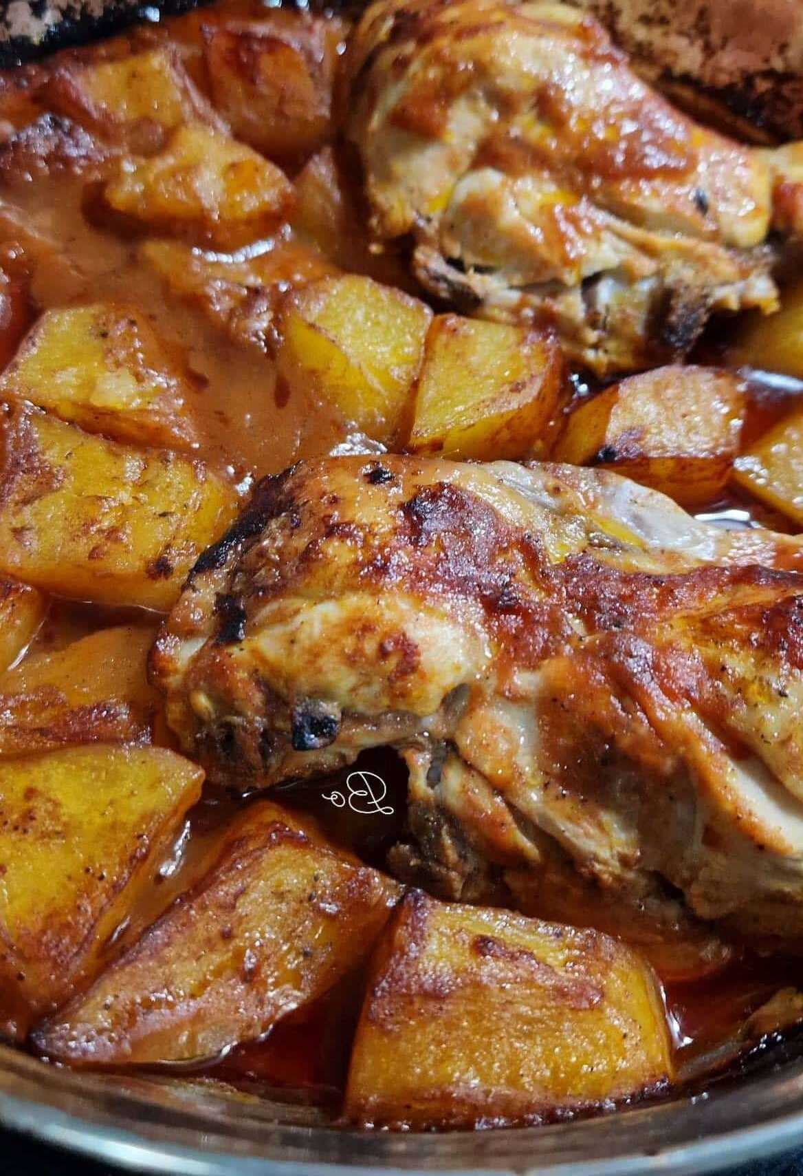 Κοτόπουλο με πατάτες στο φούρνο κοκκινιστό