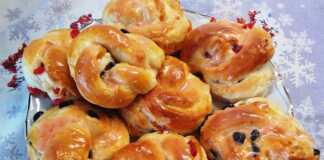 Τσουρεκάκια με σταφίδες και γλάσο πορτοκαλιού (8 τμχ) Τσουρεκάκια με σταφίδες και γλάσο πορτοκαλιού