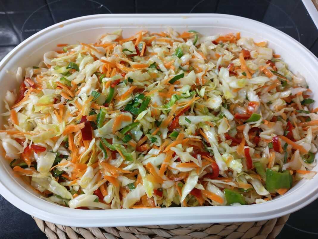 Η τελική **Σαλάτα Λάχανο Τουρσί** σε μπολ, έτοιμη για σερβίρισμα.