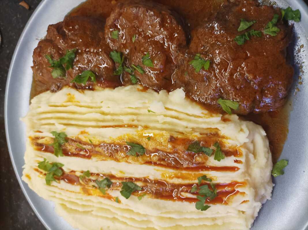 mosxaraki mavri mpira Μοσχαράκι με Πουρέ Πατάτας