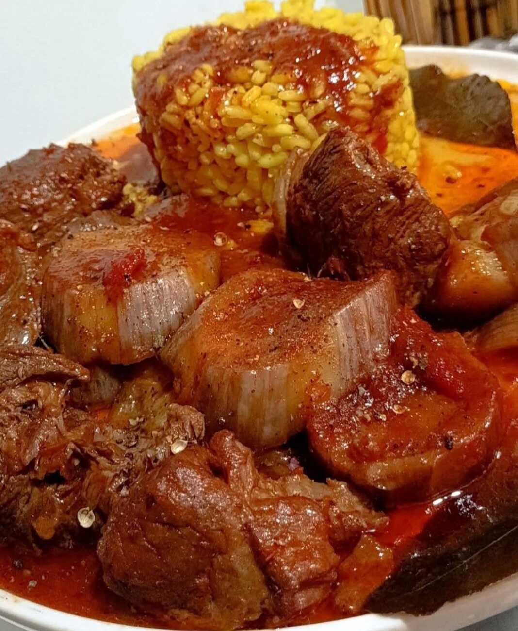 μοσχάρι κοκκινιστό με μελιτζάνες