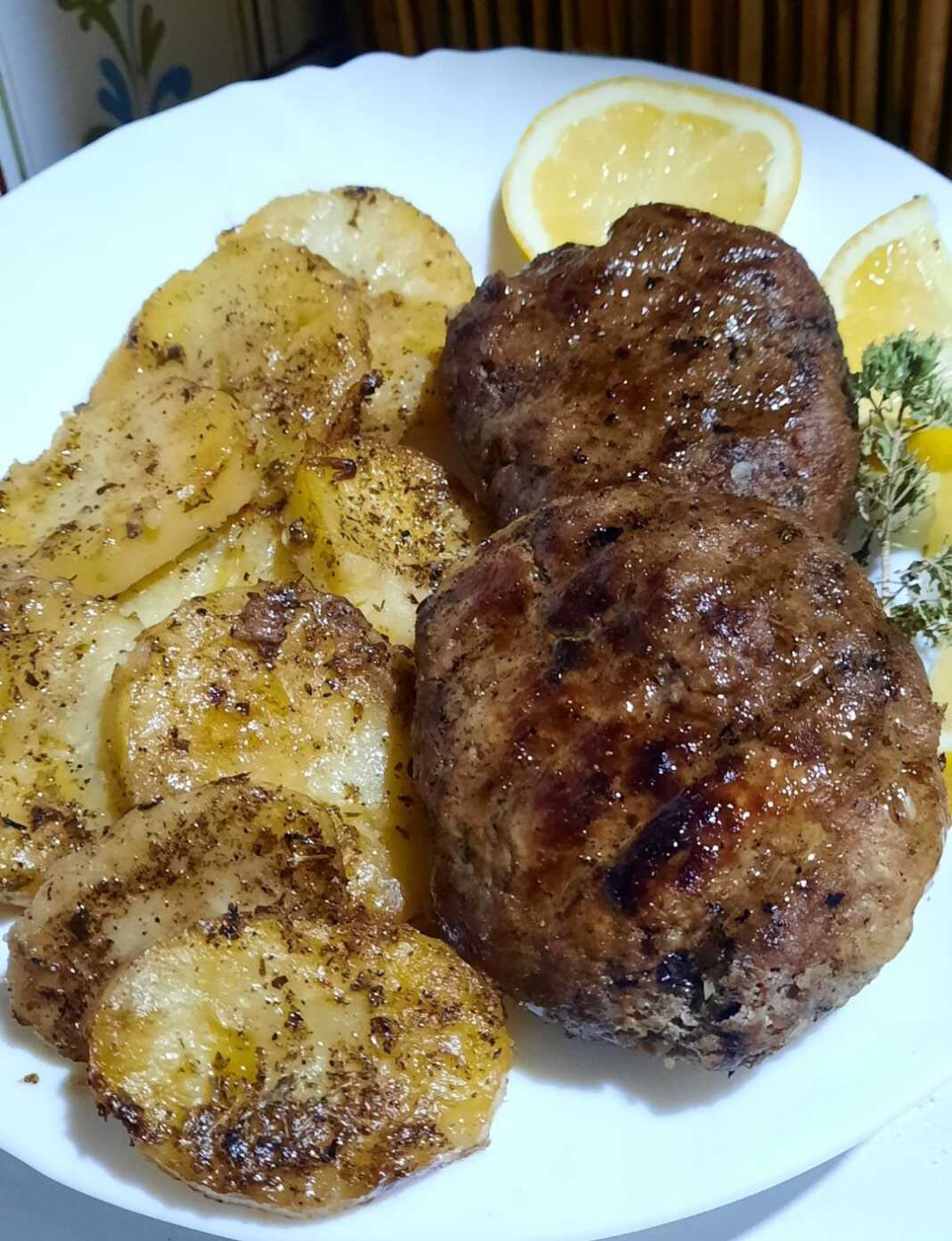 mpiftekia patates μπιφτέκια με πατάτες στο φούρνο