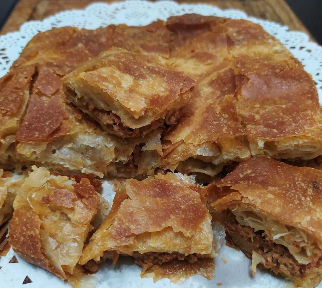 Μπουγάτσα με κιμά με σπιτικό φύλλο