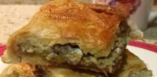 Λαχταριστή Πρασοκιμαδόπιτα Σπιτική πρασοκιμαδόπιτα με χρυσαφένιο, τραγανό φύλλο που μόλις βγήκε από τον φούρνο.