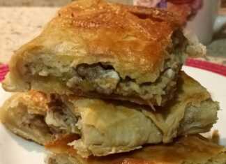 Σπιτική πρασοκιμαδόπιτα με χρυσαφένιο, τραγανό φύλλο που μόλις βγήκε από τον φούρνο.