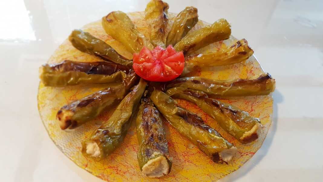 Πιπεριές στο φούρνο γεμιστές με τυριά