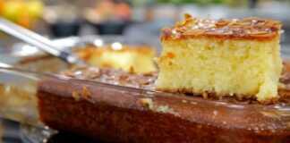 Κομμάτια αφράτου ραβανί με αμύγδαλα φιλέ και γιαούρτι, σιροπιασμένα.