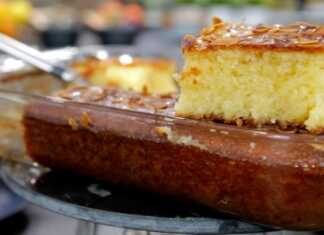 Κομμάτια αφράτου ραβανί με αμύγδαλα φιλέ και γιαούρτι, σιροπιασμένα.