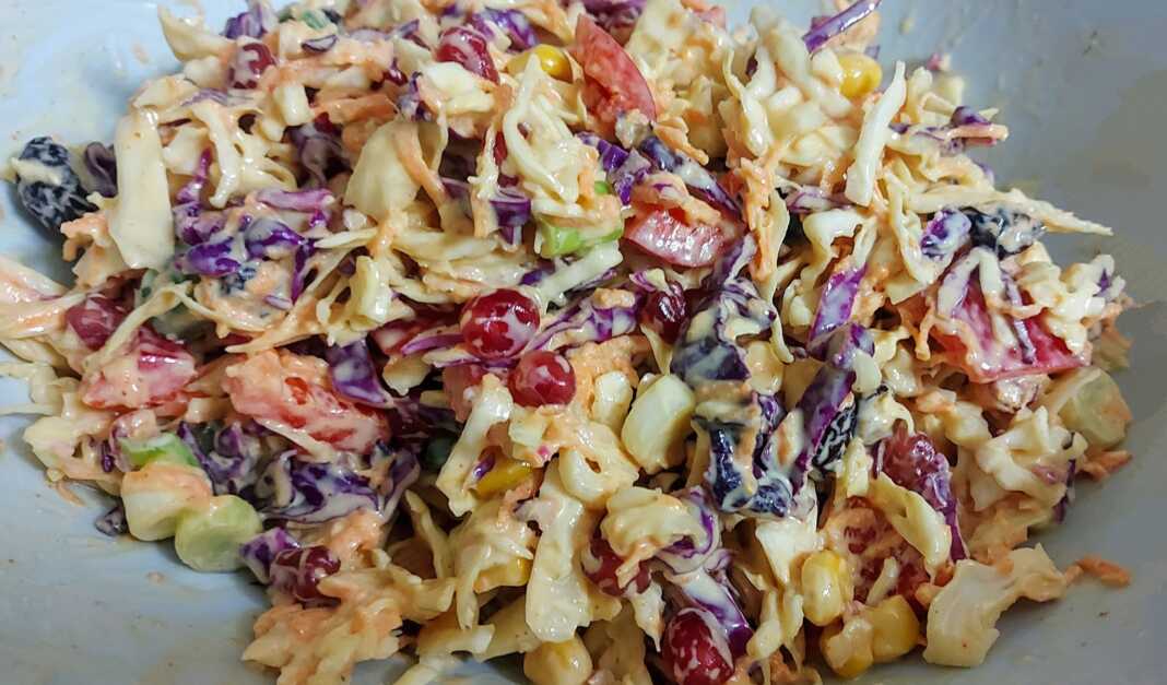 salata coleslaw Coleslaw Σαλάτα με Γιαούρτι, τραγανή και πολύχρωμη, σερβιρισμένη σε μπολ.