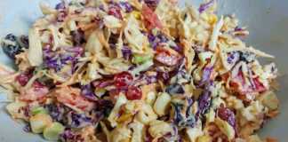 Coleslaw Σαλάτα με Γιαούρτι, τραγανή και πολύχρωμη, σερβιρισμένη σε μπολ.