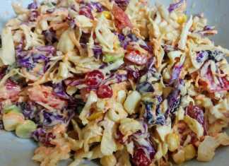 Coleslaw Σαλάτα με Γιαούρτι, τραγανή και πολύχρωμη, σερβιρισμένη σε μπολ.
