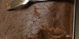 Σιμιγδαλένιος χαλβάς ταψιού με σταφίδες και κακάο