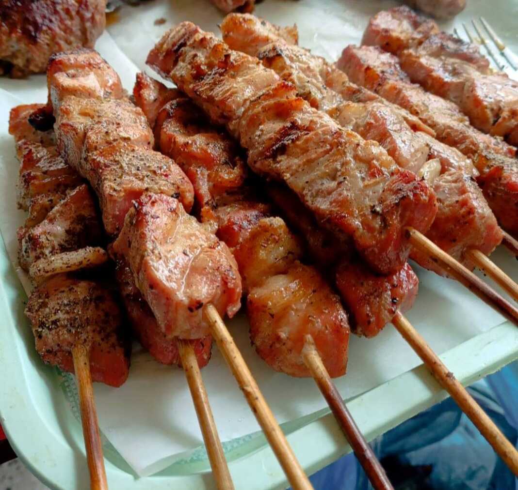 souvlakia kotopoulo Φωτογραφία με σουβλάκια κοτόπουλου μαριναρισμένα σε μπολ.