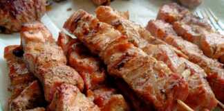 Φωτογραφία με σουβλάκια κοτόπουλου μαριναρισμένα σε μπολ.