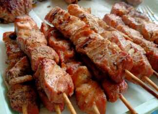 Φωτογραφία με σουβλάκια κοτόπουλου μαριναρισμένα σε μπολ.