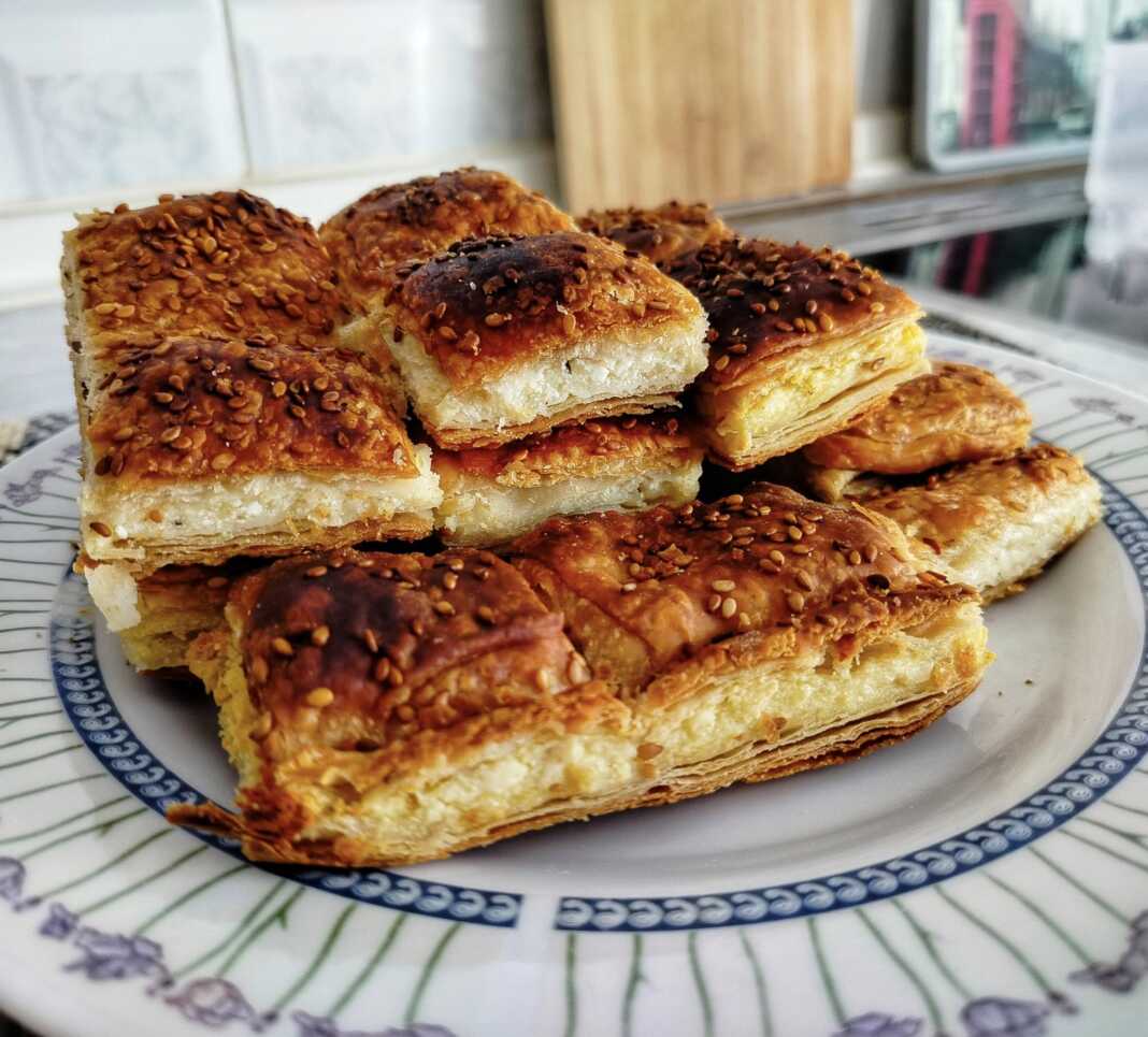 Τυρόπιτα με σπιτικό χειροποίητο φύλλο