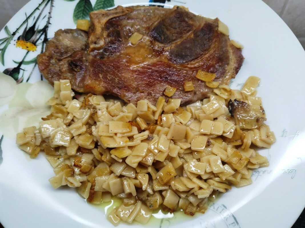 Χοιρινές μπριζόλες στον φούρνο με τουτουμάκια