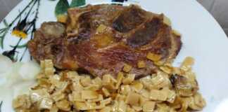 Χοιρινές μπριζόλες στον φούρνο με τουτουμάκια