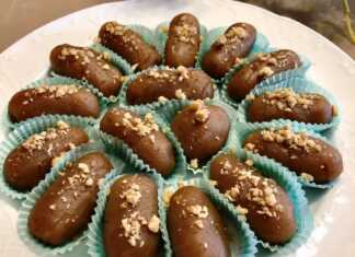 Πιάτο με ατομικές μερίδες χαλβά με αλεύρι σε σχήμα κουταλιάς, πασπαλισμένες με μπόλικη κανέλα