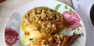 Λαχταριστά καλαμάρια γεμιστά με ρύζι σερβιρισμένα σε πιάτο.