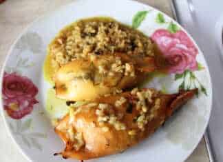 Λαχταριστά καλαμάρια γεμιστά με ρύζι σερβιρισμένα σε πιάτο.