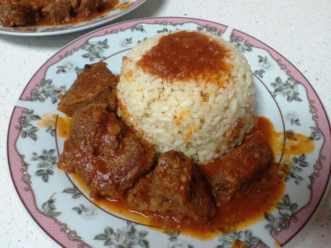 Κοκκινιστό μοσχαράκι με πιλάφι