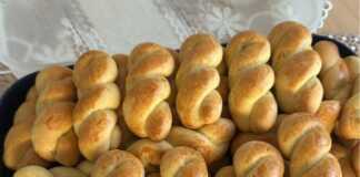 Κοντινό πλάνο στα ψημένα Κουλουράκια Πορτοκαλιού με χρυσαφένιο χρώμα.