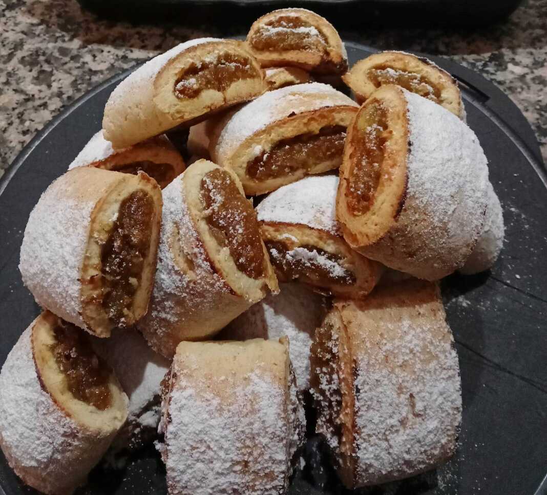 Φωτογραφία με γεμιστά μπισκότα σύκου σε ταψί.