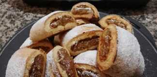 Φωτογραφία με γεμιστά μπισκότα σύκου σε ταψί.