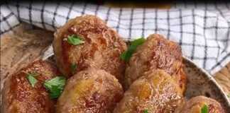 Λαχταριστά, ζουμερά μπιφτέκια έτοιμα για σερβίρισμα.