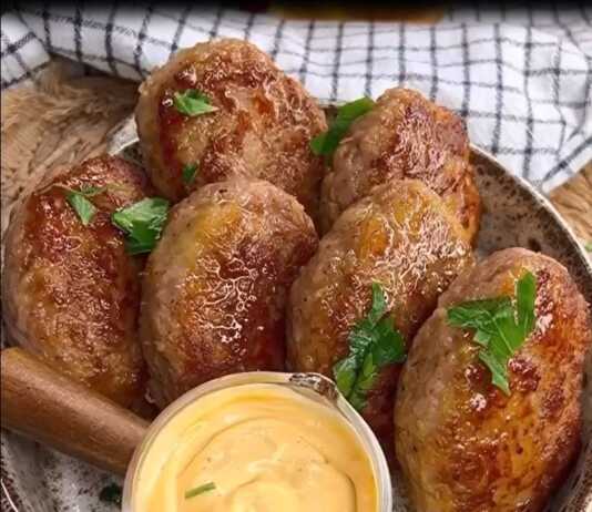 Λαχταριστά, ζουμερά μπιφτέκια έτοιμα για σερβίρισμα.