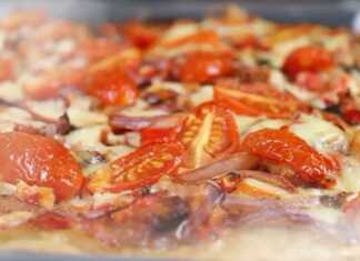 Πολύχρωμη νηστίσιμη πίτσα με ντοματίνια, πιπεριές και μανιτάρια πάνω σε τραγανή βάση