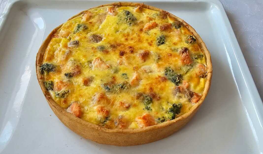 Κις με μπρόκολο και σολομό