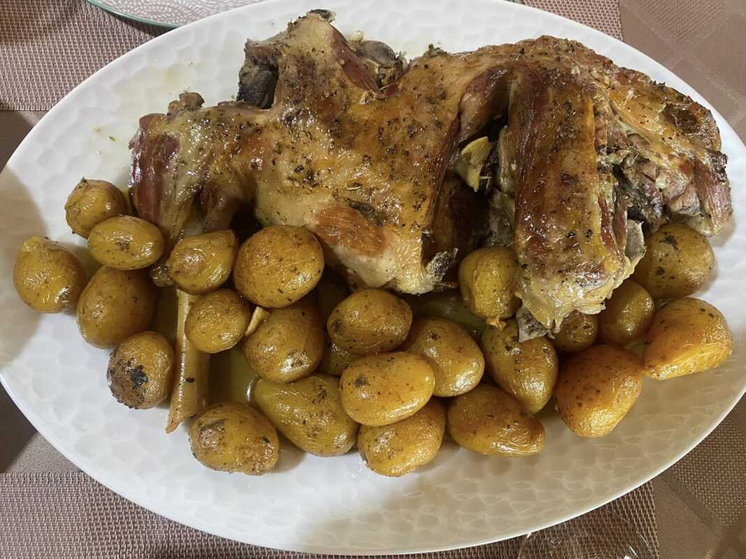 Αρνάκι με πατάτες στο φούρνο