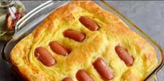 Πρωινό με τηγανητά λουκάνικα και αυγά σε ένα πιάτο.