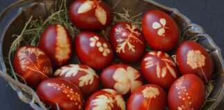 βάφω τ' αυγά με φλούδες κρεμμυδιού