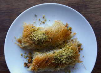 Χρυσαφένια, στριφτά κομμάτια κανταϊφιού περιχυμένα με γλυκό σιρόπι.