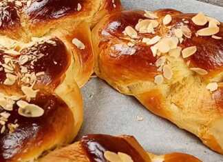 Καλοπλεγμένα γυαλιστερά τσουρέκια πασπαλισμένα με φιλέ αμυγδάλου, με εμφανείς τις ίνες τους καθώς κόβονται