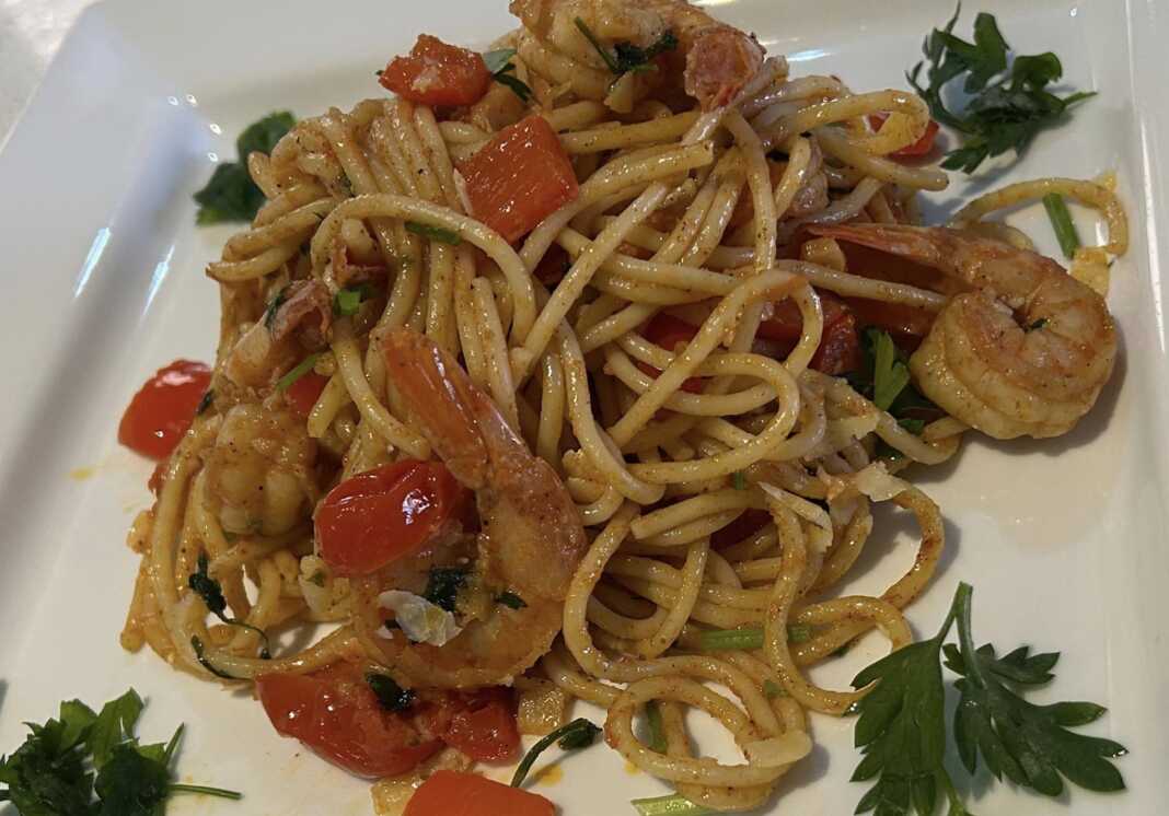 Μακαρονάδα με γαρίδες και πιπεριές