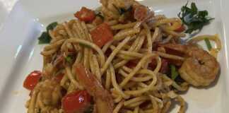 Μακαρονάδα με γαρίδες και πιπεριές