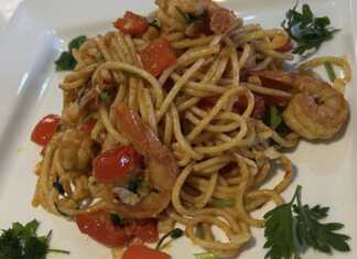 Μακαρονάδα με γαρίδες και πιπεριές