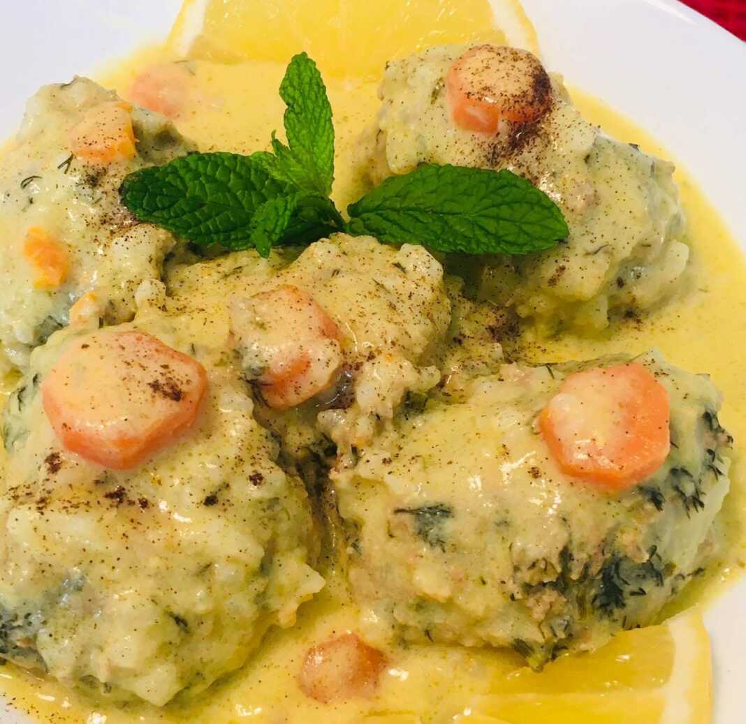 Ένα μπολ με ζεστά γιουβαρλάκια αυγολέμονο, με την χαρακτηριστική κρεμώδη σάλτσα.